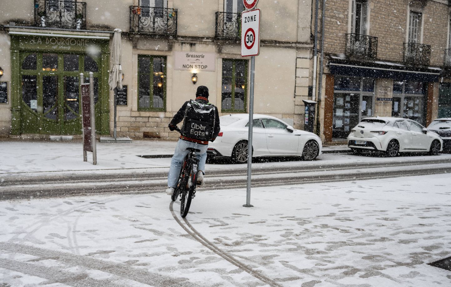 Deux hommes inculpés pour escroquerie à Uber Eats pour plus de 2 millions d’euros